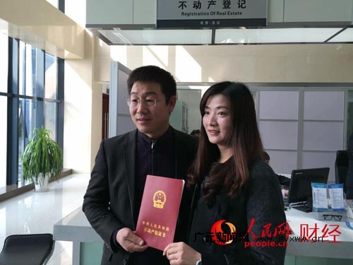 张邢卫锋夫妇展示证书。